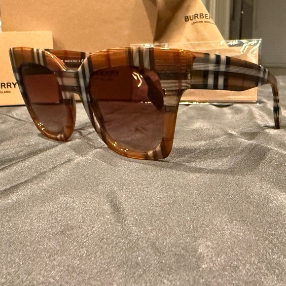 Burberry Kitty BE4364 396713 Sunglasses. NWOT & FULL INCLUSION - Picture 11 of 16